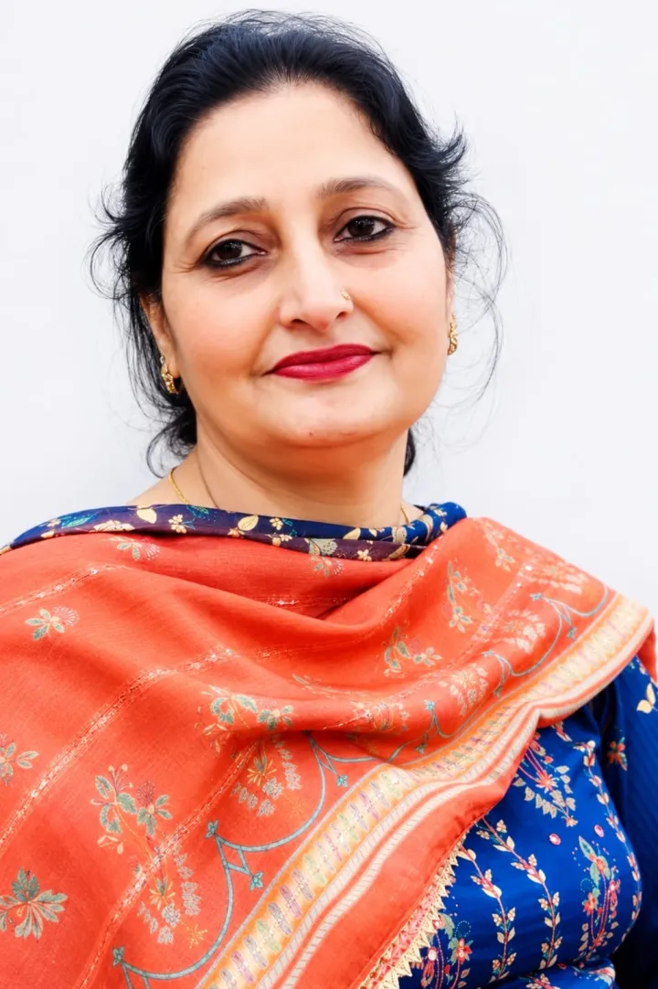 Suman Kapoor, Hindi / Economics at Oriental Academy